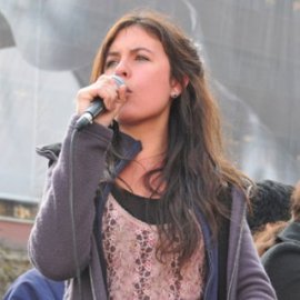 Dirigenta de Confech, Camila Vallejo habló ante miles de «indignados» en Paris