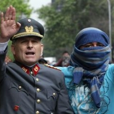 Foto de encapuchado protegiendo a militar: autor comenta que “es como el ying y el yang”
