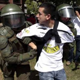 Nada más que discriminación y prepotencia: más de 100 hinchas de Colo Colo detenidos por Carabineros
