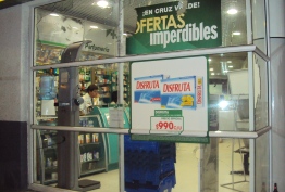 Marcha, acto cultural, desmanes y destrozo de vidrios en supermercado