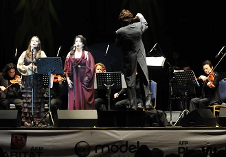 Público iquiqueño disfruto actuación de Verónica Villarroel en hemiciclo de Teatro Municipal