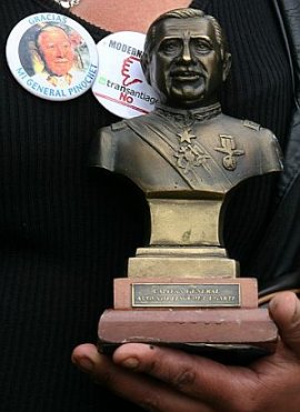 Augusto Pinochet sigue «vivo». Prohibición de monumentos en su memoria genera molestia en su familia
