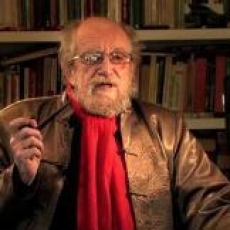 Cineasta español amenaza con quemar y enterrar material visual de 1973, incluidas imágenes de Pisagua