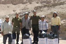 En Huasquina, efectivos policiales socorren a ancianos