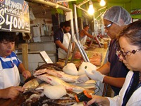 Suspenden 2 pescaderías en Mercado Centenario en fiscalización por Semana Santa