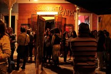 Teatro, música en vivo  y happy hour, todo junto en “Isis, Salón de Te-Atro”