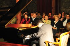 Pianista polaco Lukasz Kwiatkowski presentó concierto «De Polonia a Iquique»