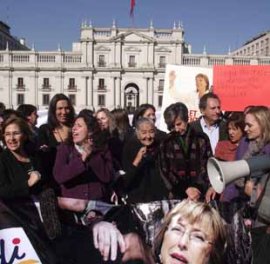 Masiva protesta de parlamentarias por lo que califican de «matonaje» del gobierno contra ex Presidenta Bachelet
