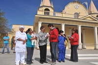 Ministro Golborne entregó Bono Solidario de Alimentos a 10 familias de La Tirana
