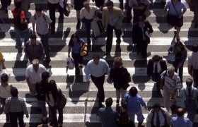 Hombres, jóvenes y solteros son los más felices de Chile según encuesta CASEN