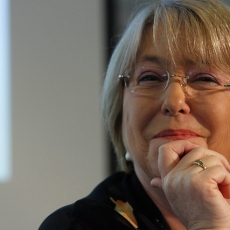 CEP: Bachelet mantiene aplastante ventaja y aprobación a Piñera sube levemente
