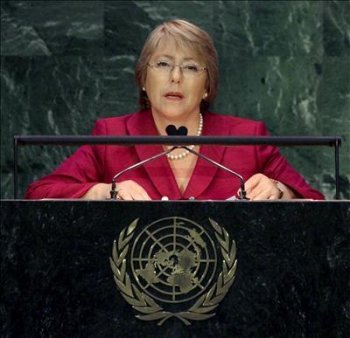 Los “caza-Bachelet” al acecho. Atacarla muestra “amateurismo”, dice analista.