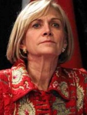 Evelyn Matthei agradecerá con ramo de rosas a madre de Bachelet, que exculpó a su padre por muerte del general Bachelet