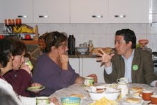 Gonzalo Prieto promueve candidatura a concejal por Hospicio en encuentros con pobladoras