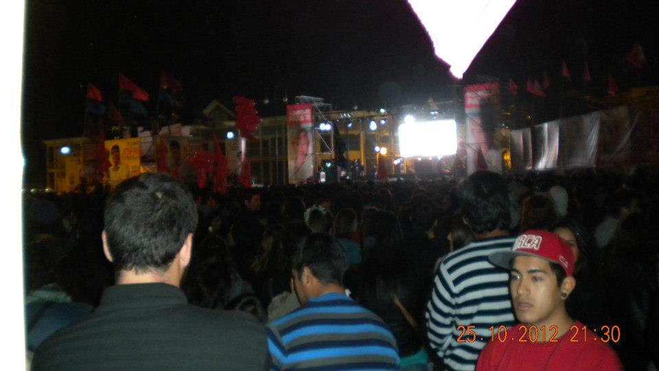 Multitudinario cierre de campaña de Dubost con DJ Méndez. Cantante dijo no saber de qué se trataba