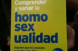 En seminario organizado por Universidad Católica venden libro que asegura «curar»  homosexualidad