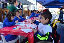 Arte y colorido pusieron los niños de la Teletón en la Plaza Prat
