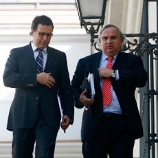 Salida de Hinzpeter altera diseño de poder personalista de Piñera