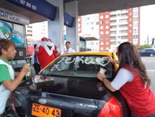 Se viene la jornada solidaria: Iquiqueños pintan autos en apoyo a Teletón