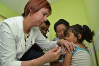 Autoridades de Salud supervisan en terreno vacunación en contra meningitis W 135