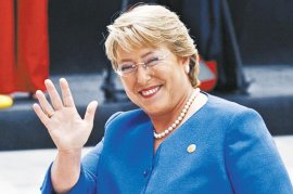 Para alegría de muchos y preocupación de otros: Bachelet regresa a Chile por dos semanas