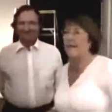 El video donde Bachelet asegura que fotos con delantal de médico son “grito y plata”