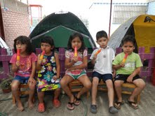 Parvulitos viven la experiencia de un camping de verano en su propio Jardín