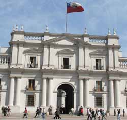 La Moneda niega éxodo de funcionarios mientras parlamentarios de oposición lo califican como «un lento desalojo del gobierno»