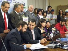 Grupo transversal de diputados recibe más de 40 mil firmas en apoyo a Ley Emilia