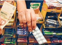 Venta de medicamentos en supermercados complica al Gobierno