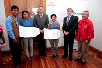 Collahuasi entrega becas universitarias 2013 a 2 jóvenes estudiantes de pueblos originarios