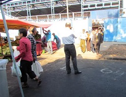 Proponen cambio de ubicación de feria itinerante que obstaculiza vías de evacuación de escuela