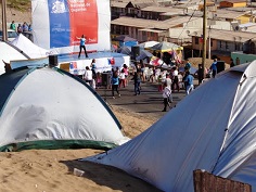 Niños de Las Dunas en jornada recreativa mientras se construyen viviendas de emergencia
