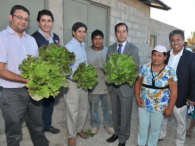Agricultores reciben bonos para poner en funcionamiento sus predios, tras daños por terremoto