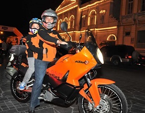 Intendente llegó con su hijo en su propia moto para dar partida al rally Tamarugal