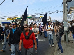 Marcha de estudiantes  terminó con incidentes y agresión a un carabinero