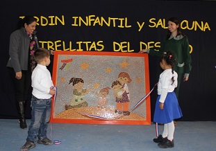 Profesionales del Servicios País promueven diseño en mosaico en jardín de Hospicio