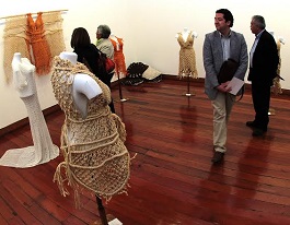 Muestra «Muros y Murmullos» rescata el arte textil e identidad nortina