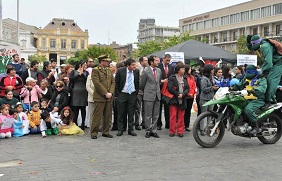 Niños, jóvenes y adultos mayores en acto contra el consumo de drogas