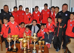 Escuela de Fútbol muestra sus logros internacionales a Gobernador de Iquique