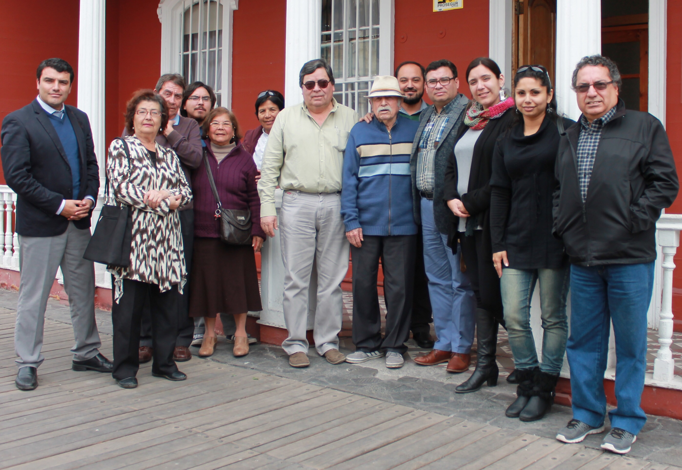 Con gala en frontis del Teatro Municipal celebran día del folclore
