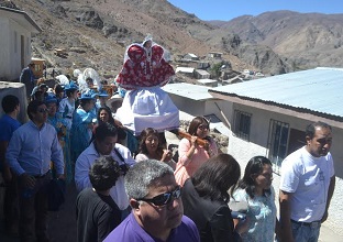 Colorida celebración de la Virgen Asunta en localidad de Sibaya