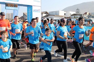 Multitudinaria corrida familiar vistió de celeste a Iquique