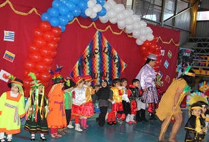 Colorida presentación de parvulitos en muestra multicultural