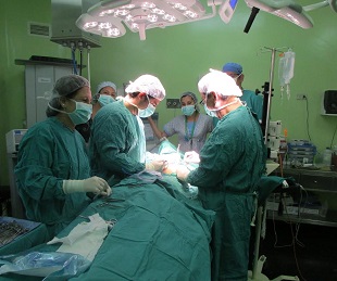 Adolescentes varones sometidos a intervención para corregir crecimiento anormal de mamas