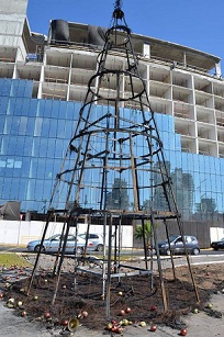 Pirómano quema árboles gigantes instalados por la Municipalidad para preparar espíritu navideño