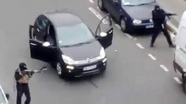 Identifican a tres de los asesinos de periodistas franceses. Perdieron carné al huir, luego de chocar