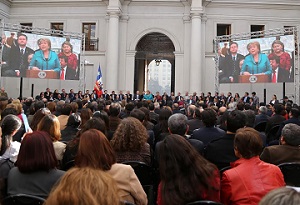 Bachelet firmó proyecto de ley que modifica normas sobre dotación de funcionarios municipales