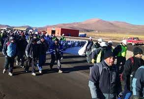 A 4 mil metros de altura, trabajadores mineros de Collahuasi insisten en demandas gremiales