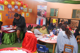 Padres participan en actividad «Cuentos para los niños y niñas» realizado por Junji